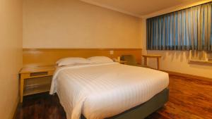 Postel nebo postele na pokoji v ubytování Aloha Hotel Roxas Boulevard Manila