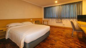 TV a/nebo společenská místnost v ubytování Aloha Hotel Roxas Boulevard Manila