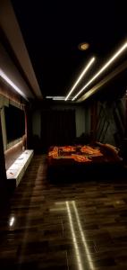 1 dormitorio con 1 cama en una habitación oscura en Home sleeper en Srinagar
