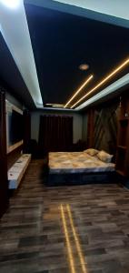 1 dormitorio con 1 cama grande y techo azul en Home sleeper en Srinagar