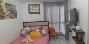 Tempat tidur dalam kamar di Grand Riviera Suites, US Embassy Comfy, Affordable Studio in Roxas Blvd, Ermita Manila