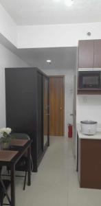 Dapur atau dapur kecil di Grand Riviera Suites, US Embassy Comfy, Affordable Studio in Roxas Blvd, Ermita Manila