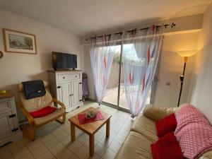 TV a/nebo společenská místnost v ubytování Villa patio avec terrasse semi-couverte, à 2 pas du centre de Capbreton - FR-1-413-229