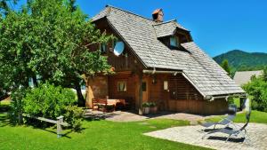 Cabaña de madera con techo de tejas en Lodge Bled, en Bled