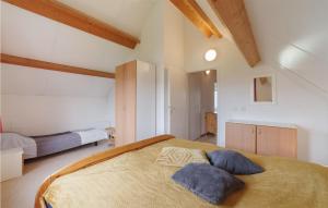 ein Schlafzimmer mit einem großen Bett in einem Zimmer in der Unterkunft Oesterbaai 8 Personen in Wemeldinge