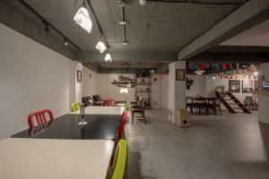 Ruang duduk di Light Hostel