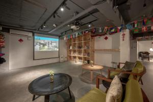 Ruang duduk di Light Hostel