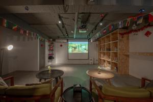 Ruang duduk di Light Hostel