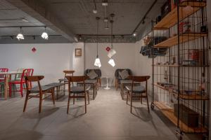 Ruang duduk di Light Hostel