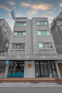 un edificio alto gris con ventanas en una calle en Light Hostel, en Chiayi