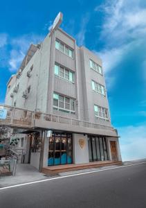 um edifício alto ao lado de uma rua em Light Hostel em Chiayi City