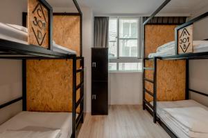 Katil atau katil-katil dalam bilik di Light Hostel
