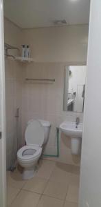La salle de bains est pourvue de toilettes et d'un lavabo. dans l'établissement US Embassy Roxas Blvd, Ermita, Manila 1 Bedroom ComfySuite, à Manille