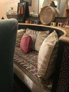 un sofá con almohadas en una habitación en Riad La Porte du Bouregreg en Sale