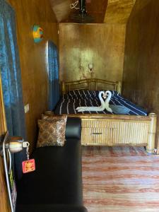 Un dormitorio con una cama con un cisne. en Casa de Corazon en Kandabong