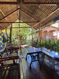 a patio with a picnic table and chairs under a roof at Casa de Corazon in Kandabong