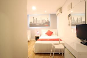 - une chambre avec un lit et un bureau avec une télévision dans l'établissement Hotel Unique by Foret, à Séoul