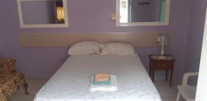małą sypialnię z łóżkiem z 2 poduszkami w obiekcie Cliff Apartment w mieście Kingston