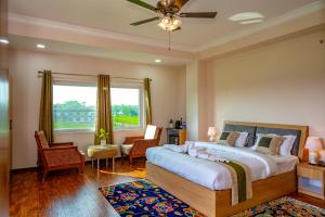 Voodi või voodid majutusasutuse Lumbini Five Elements Hotel toas