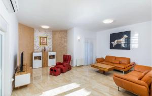 ein Wohnzimmer mit einem Sofa und einem TV in der Unterkunft 4 Bedroom Awesome Home In Vodnjan in Mednjan