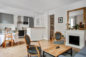 sala de estar con sofá y mesa en Charming flat in Boulogne-Billancourt - Welkeys, en Boulogne-Billancourt