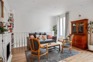 sala de estar con sofá y 2 sillas en Charming flat in Boulogne-Billancourt - Welkeys, en Boulogne-Billancourt