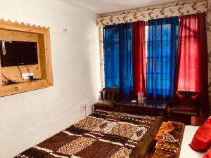 1 dormitorio con 1 cama, 1 silla y 1 ventana en Sandhu Farm House, en Chandīgarh
