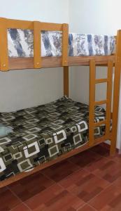 1 Schlafzimmer mit 2 Etagenbetten in einem Zimmer in der Unterkunft Hospedaje Arana in Chincha Alta