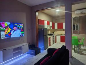 a living room with a tv and a kitchen at DEPARTAMENTOS SUCRE PCL in Pucallpa