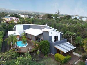 an aerial view of a house with a swimming pool at La Buddha Case in Étang-Salé