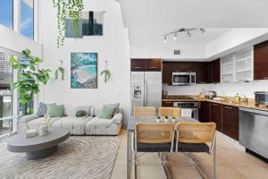 uma sala de estar com um sofá e uma mesa em Stylish 3 bed/2 bath 2 story em Miami