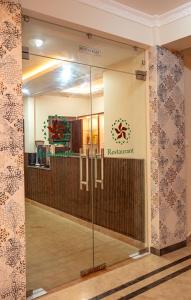 - un hall avec une porte en verre et un panneau d'immatriculation dans l'établissement Lumbini Five Elements Hotel, à Rummindei