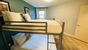 Rúm í herbergi á Lux 2BR 5BD Suite Mountain view!