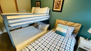Rúm í herbergi á Lux 2BR 5BD Suite Mountain view!