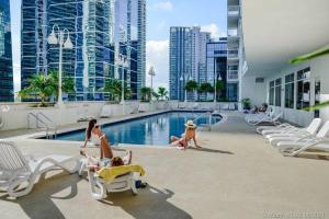 un groupe de personnes jouant dans la piscine d'un hôtel dans l'établissement Well Located Unit with parking - Heart Of Brickell, à Miami