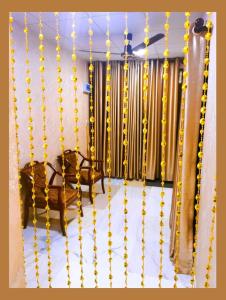 a gold radiator with a bench in a room at GREEN GRASS HOUSE in Colombo