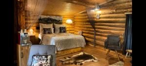 1 dormitorio con 1 cama en una cabaña de madera en Forest Houses,Форест Хаусис, en Godech