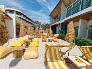 Rõdu või terrass majutusasutuses Smile Samui Chaweng Beach Front Resort