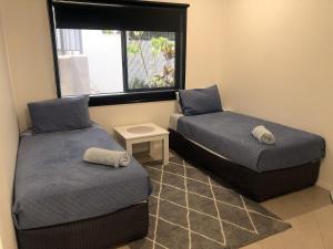 En eller flere senge i et værelse på Cooktown Central Villa