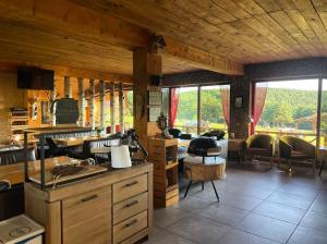 cocina con techos de madera y sala de estar. en Forest Houses,Форест Хаусис, en Godech