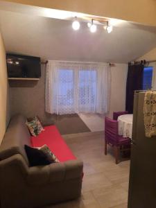 uma sala de estar com um sofá e uma mesa em Apartments Visnja - 10 meters to the sandy beach em Nin