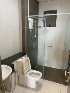 y baño con aseo, ducha y lavamanos. en Damen Suite Sunway Subang by DW en Subang Jaya