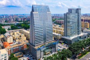 einen Blick über eine Stadt mit hohen Gebäuden in der Unterkunft Metropark Changchun Guosheng Hotel in Changchun