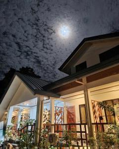 Bella Vita Guest House في كورون: منزل بسقف مع قمر