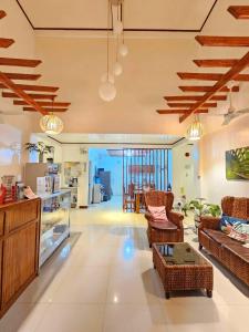 duży salon z kanapami i kuchnią w obiekcie Bella Vita Guest House w mieście Coron