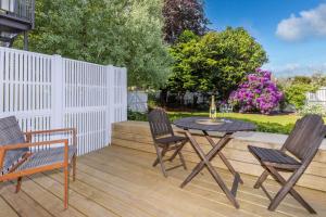 a patio with a table and chairs and a fence at 2 Bedroom Home away from Home near CBD & private parking in Hamilton