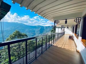 een balkon met uitzicht op de bergen bij Staynest gangtok 300 mtr from MALL ROAD in Gangtok