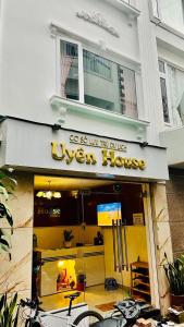 een fiets geparkeerd voor een huis bij Uyên House hotel in Da Lat +59 foto's