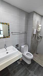 ein Badezimmer mit einem weißen WC und einem Waschbecken in der Unterkunft Homestay Ampang - Arte Plus at Jalan Ampang in Kuala Lumpur