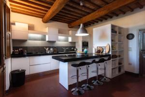 Villa Cucule في سيينا: مطبخ مع جزيرة مع كراسي بار